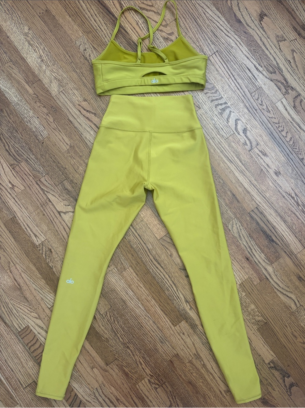 ALO Yoga Matching Set - Lime - Picture 3 of 3